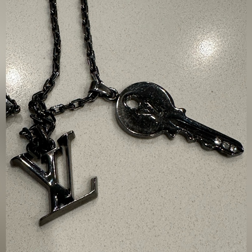 Louis Vuitton UNISEXY Gunmetal Logo Key Necklace - Picture 9 of 11
